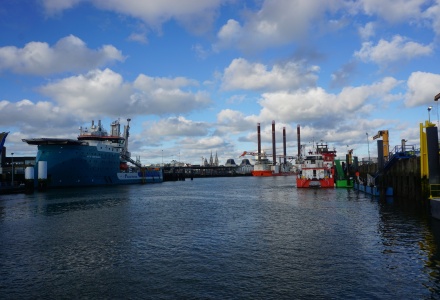 Port Oostende crew transfer vessel pontoon Bold Tern Acta Centauris
